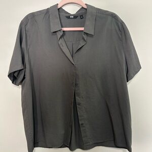 Uniqlo Gray Casual Short Sleeve Button Down Shirt